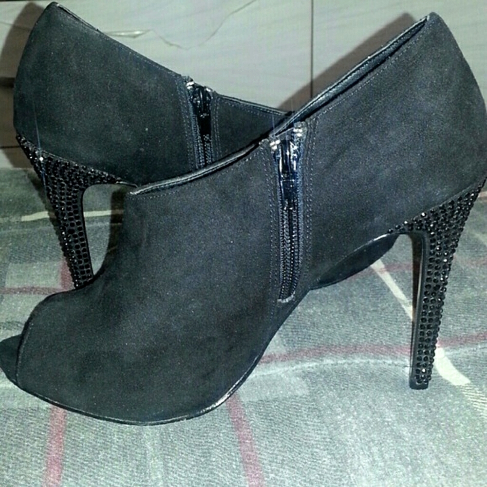 (NWOT)NINA -BLACK SUEDE SHOE SUPER SEXY HEEL 🎉Free Gift With Purchase 🎉